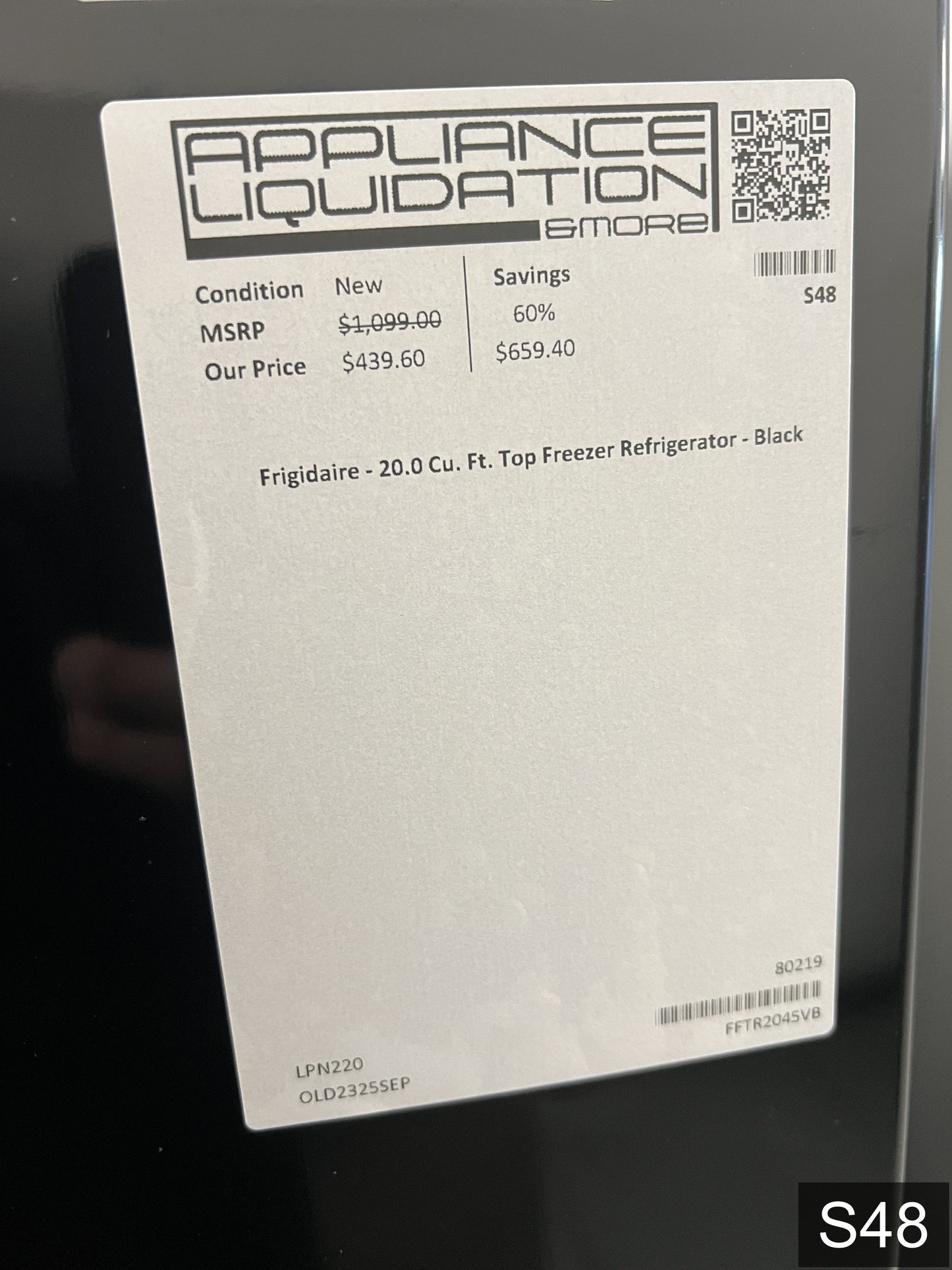 Frigidaire 20-cu ft Standard-Depth 30-in Wide Top-Freezer Refrigerator ( Black ) Garage Ready