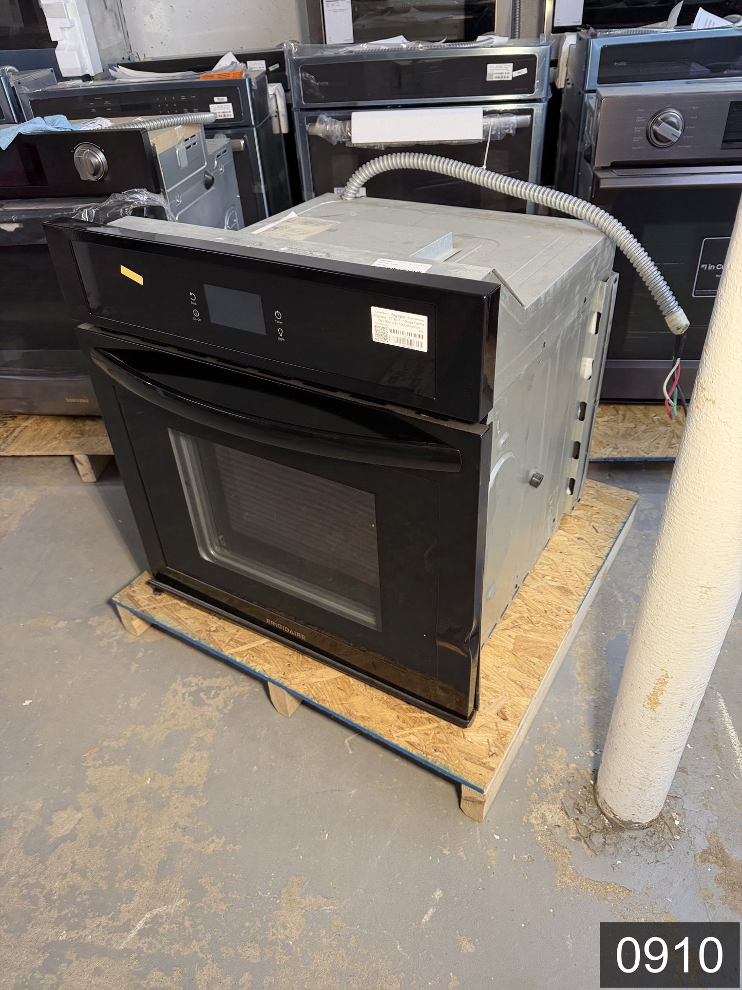 Frigidaire 27 inch Single Electric Wall Oven Single-fan and Self-cleaning ( Black )