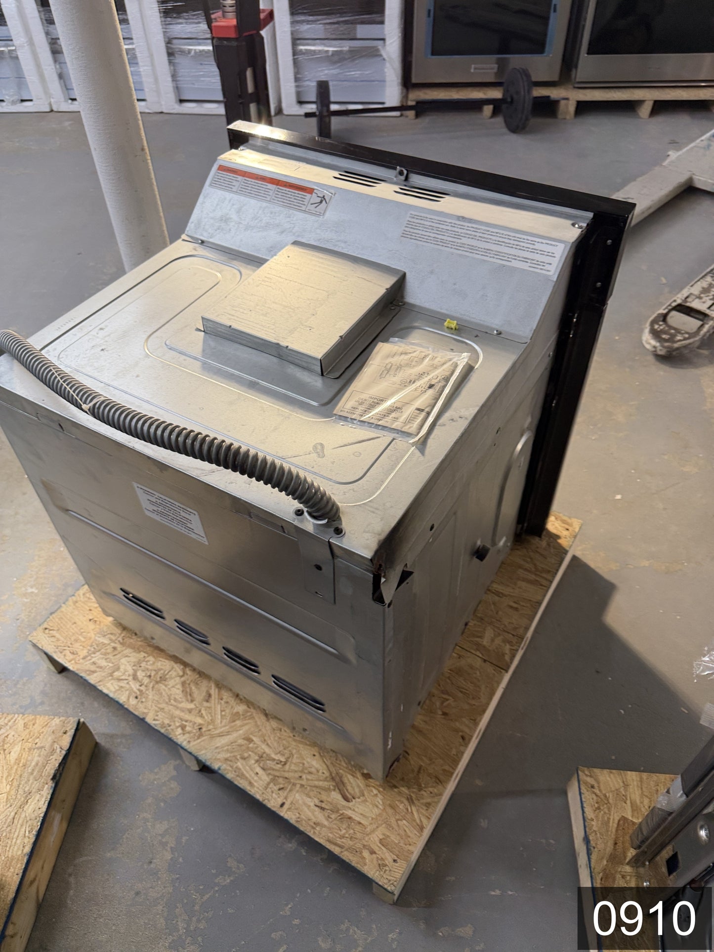 Frigidaire 27 inch Single Electric Wall Oven Single-fan and Self-cleaning ( Black )