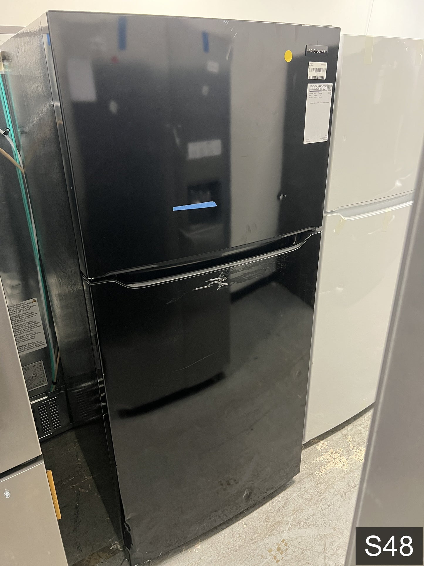 Frigidaire 20-cu ft Standard-Depth 30-in Wide Top-Freezer Refrigerator ( Black ) Garage Ready