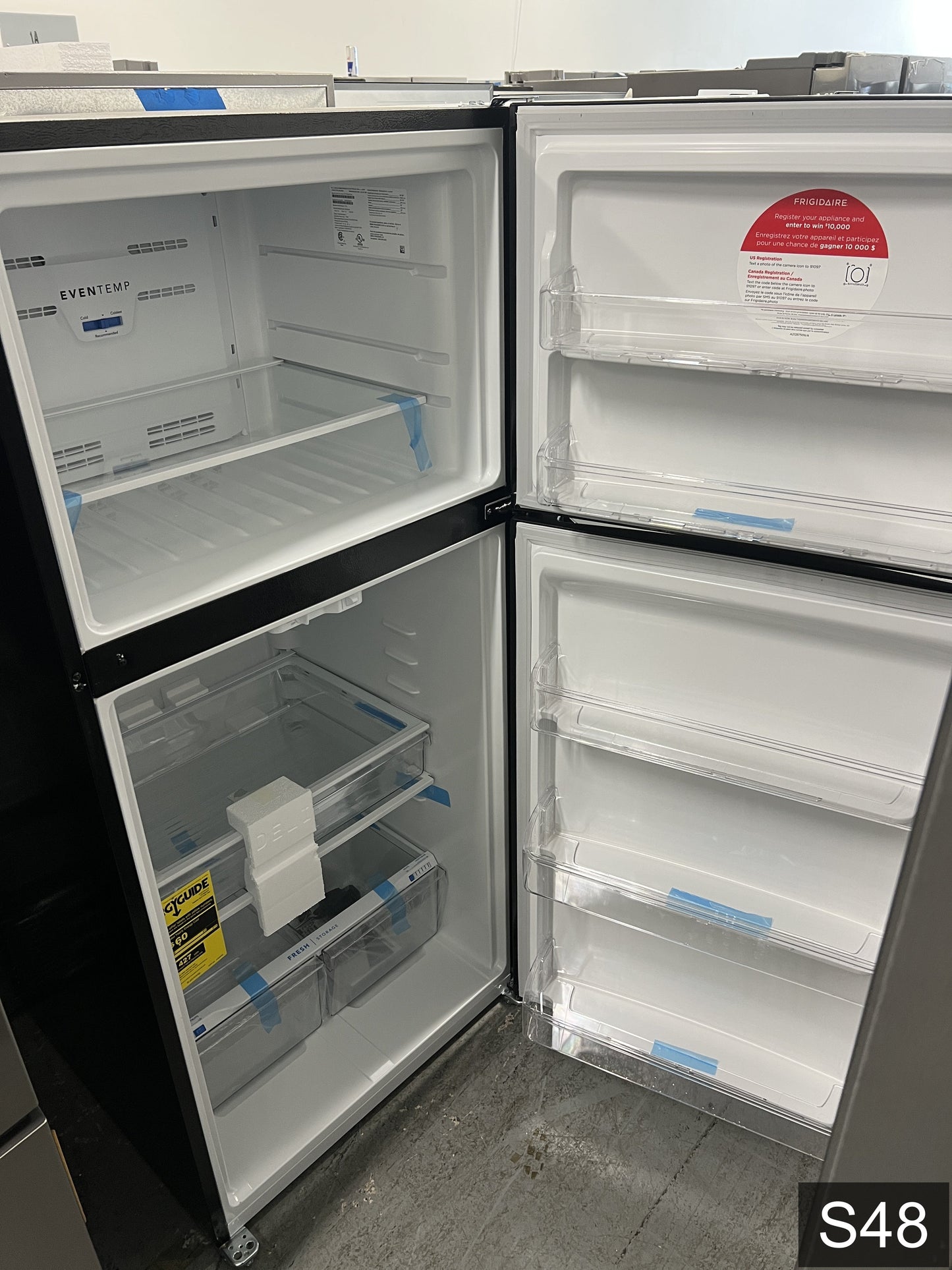 Frigidaire 20-cu ft Standard-Depth 30-in Wide Top-Freezer Refrigerator ( Black ) Garage Ready