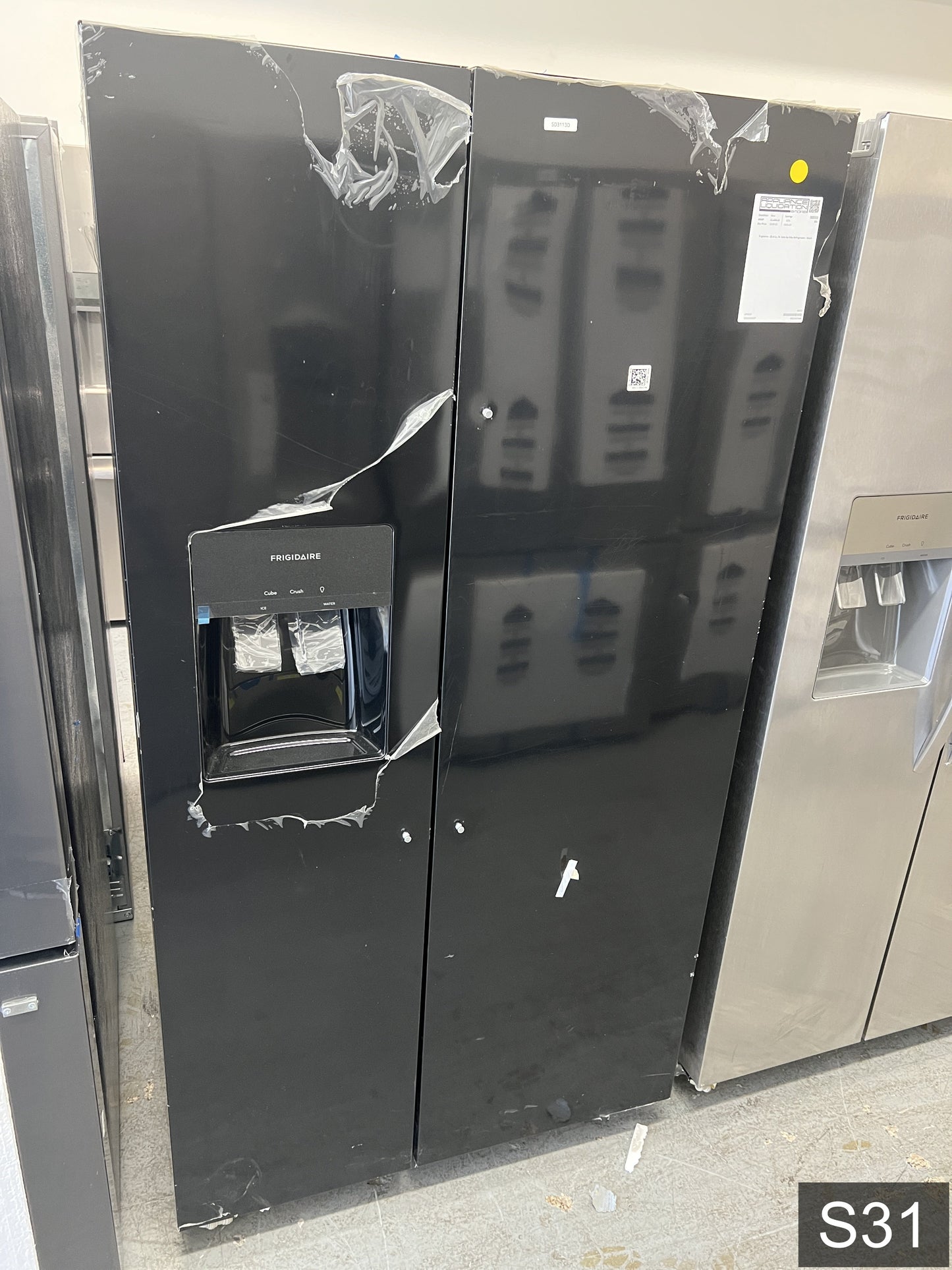 Frigidaire 25.6-cu ft Standard-Depth 36-in Wide Side-by-Side Refrigerator with Ice Maker ,Water and Ice Dispenser ( Black ) ENERGY STAR Certified