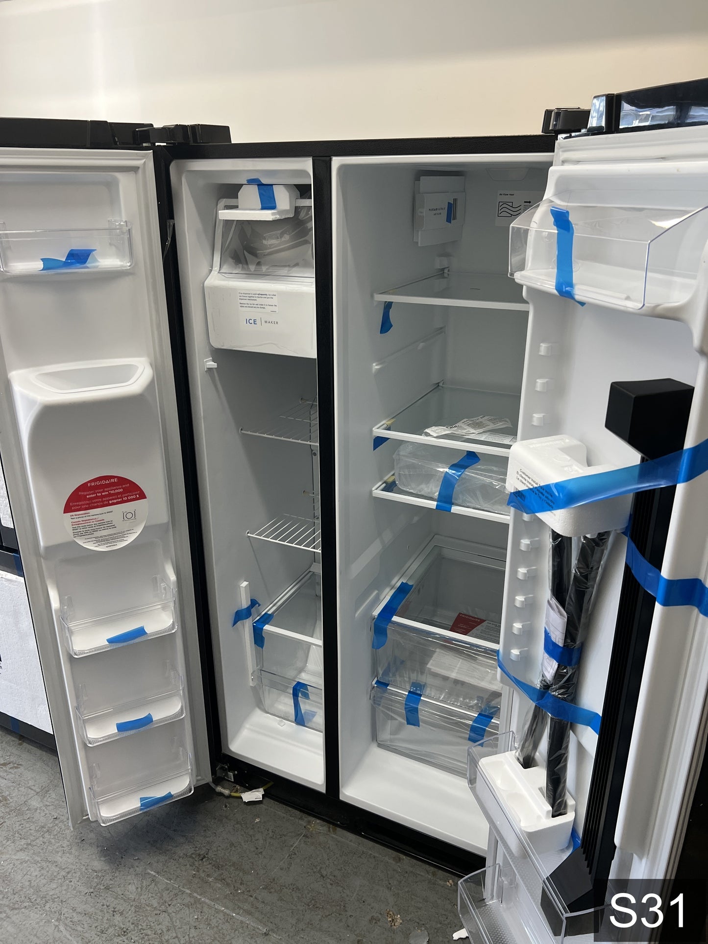 Frigidaire 25.6-cu ft Standard-Depth 36-in Wide Side-by-Side Refrigerator with Ice Maker ,Water and Ice Dispenser ( Black ) ENERGY STAR Certified