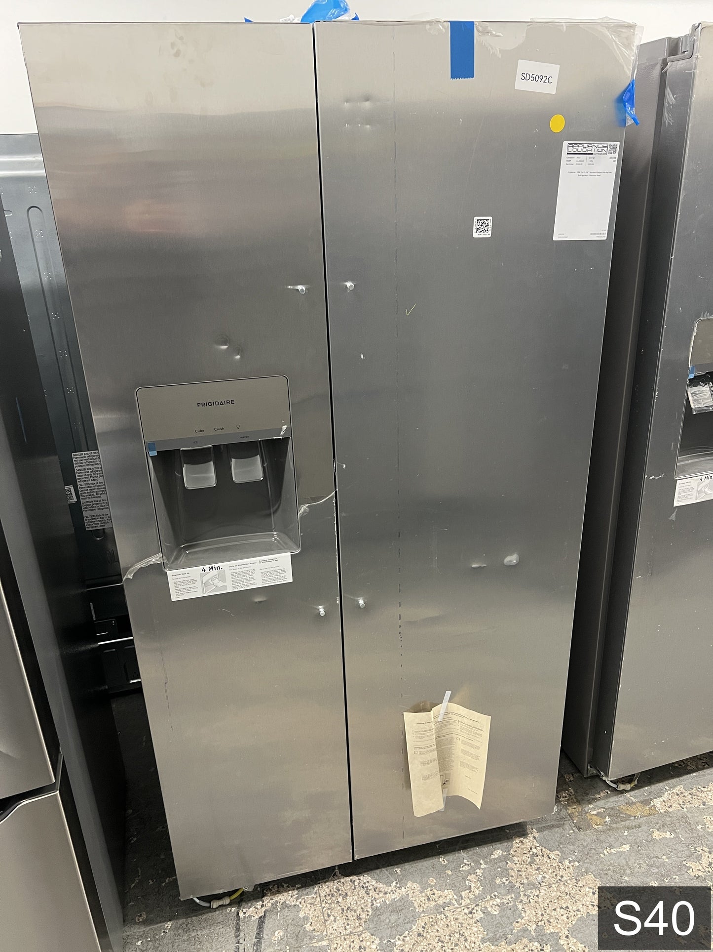 Frigidaire 25.6-cu ft Standard-Depth 36-in Wide Side-by-Side Refrigerator with Ice Maker ,Water and Ice Dispenser ( Stainless steel ) ENERGY STAR Certified