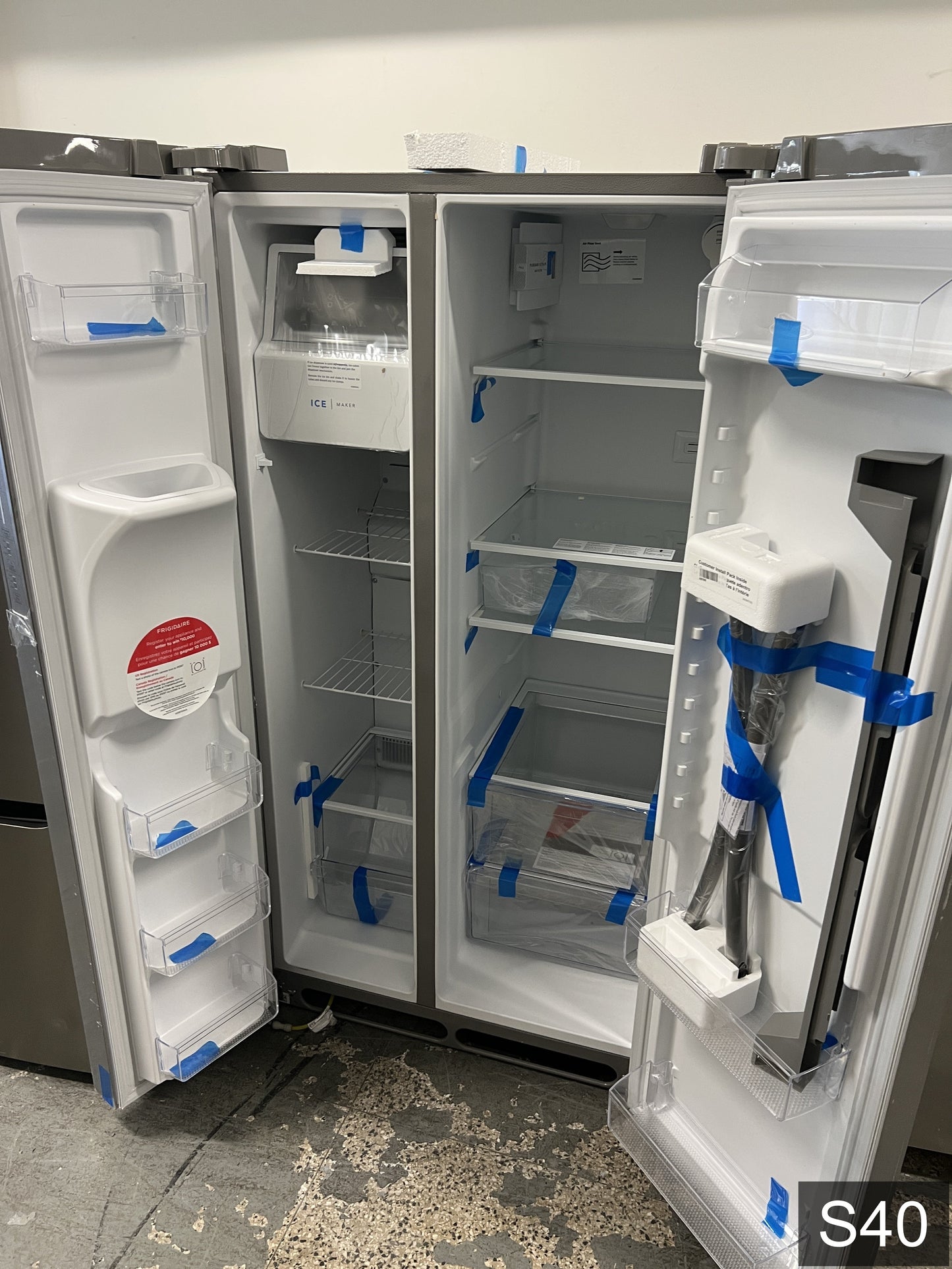 Frigidaire 25.6-cu ft Standard-Depth 36-in Wide Side-by-Side Refrigerator with Ice Maker ,Water and Ice Dispenser ( Stainless steel ) ENERGY STAR Certified