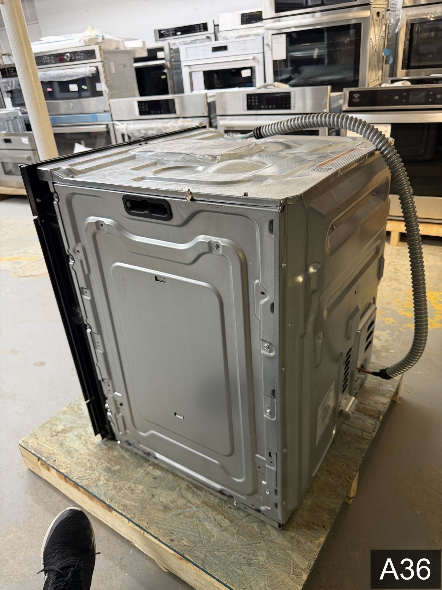 Frigidaire Gallery 24 inch Single Electric Wall Oven with Air Fry True Convection and Self + Steam Cleaning ( Black )