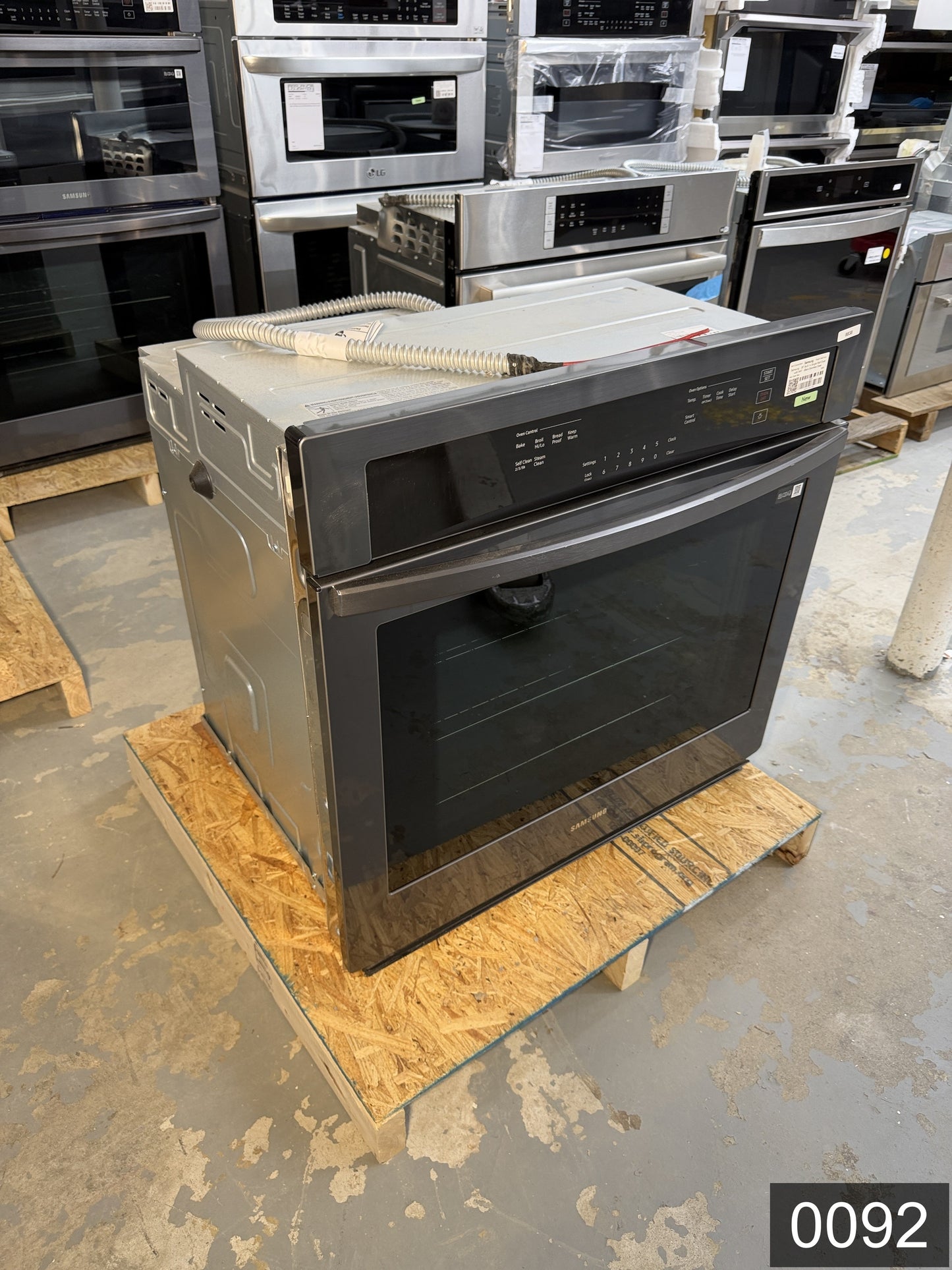 Samsung 30 inch Smart Compatible Single Electric Wall Oven Self + Steam Cleaning ( Fingerprint Resistant Black Stainless Steel )