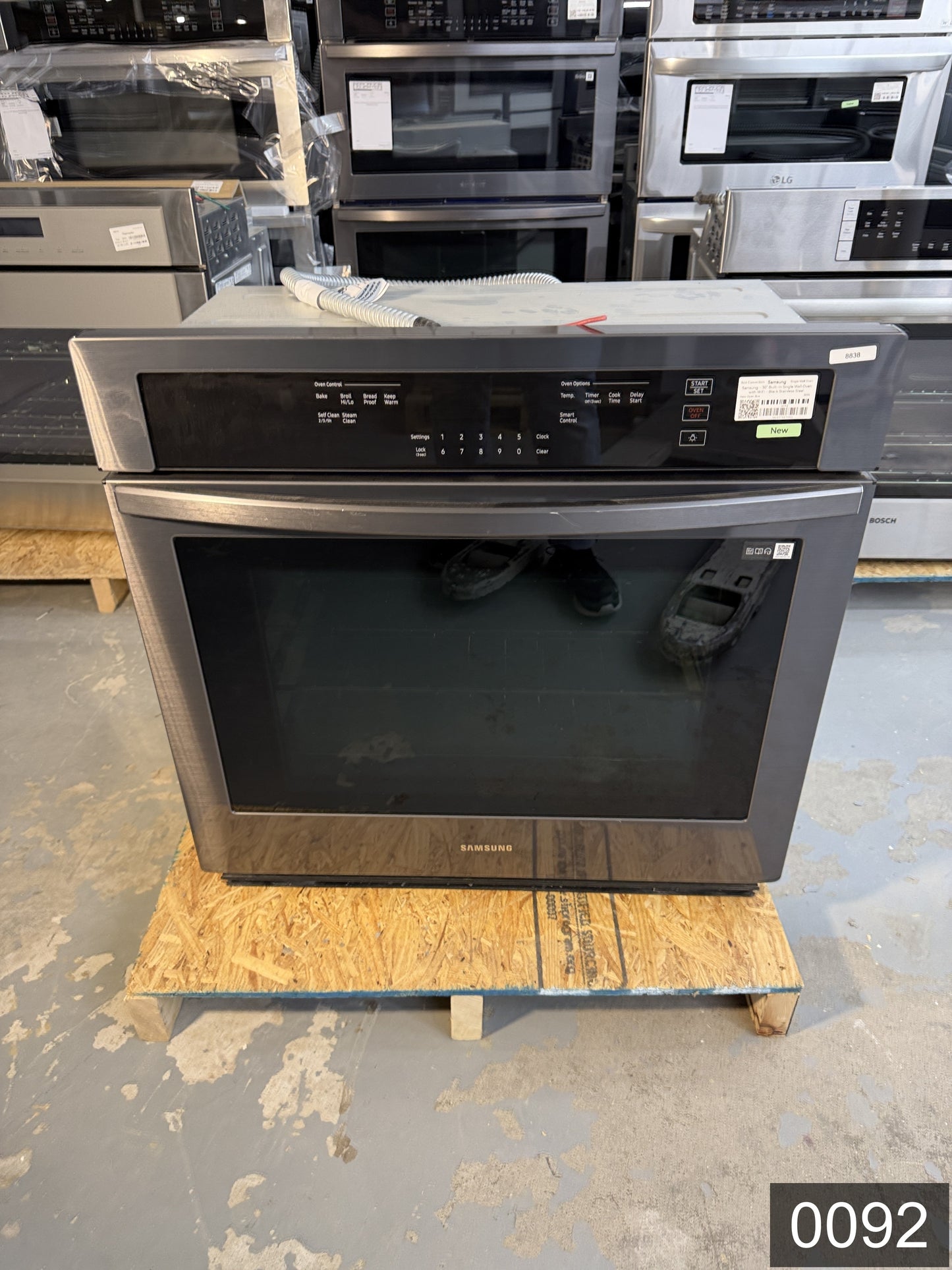 Samsung 30 inch Smart Compatible Single Electric Wall Oven Self + Steam Cleaning ( Fingerprint Resistant Black Stainless Steel )