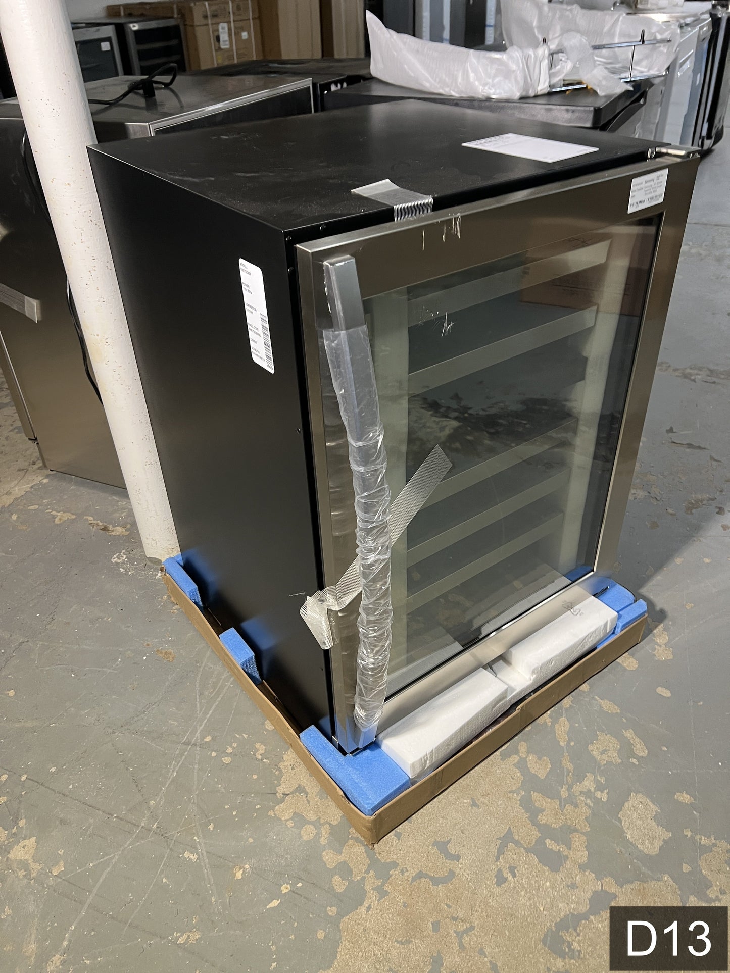 Samsung 23.81-in W 51 -Bottles Fingerprint Resistant Stainless Steel Dual Zone Cooling Freestanding Indoor Wine Cooler